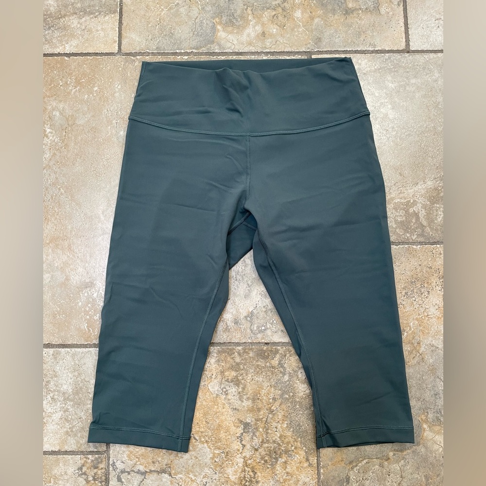 Never worn Lululemon cropped exercise pants